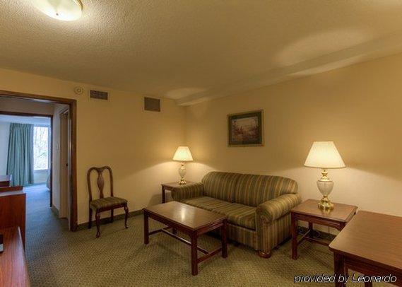 Econo Lodge Inn & Suites Lumberton Room photo